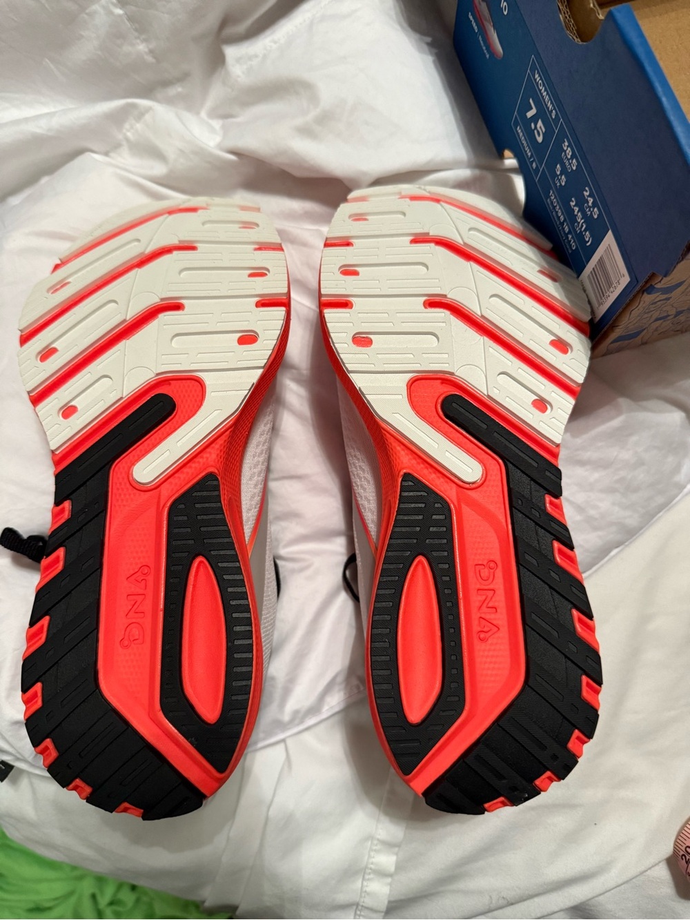 Brooks Launch 10 Women’s Coral & White Running Sneakers - Picture 4 of 7